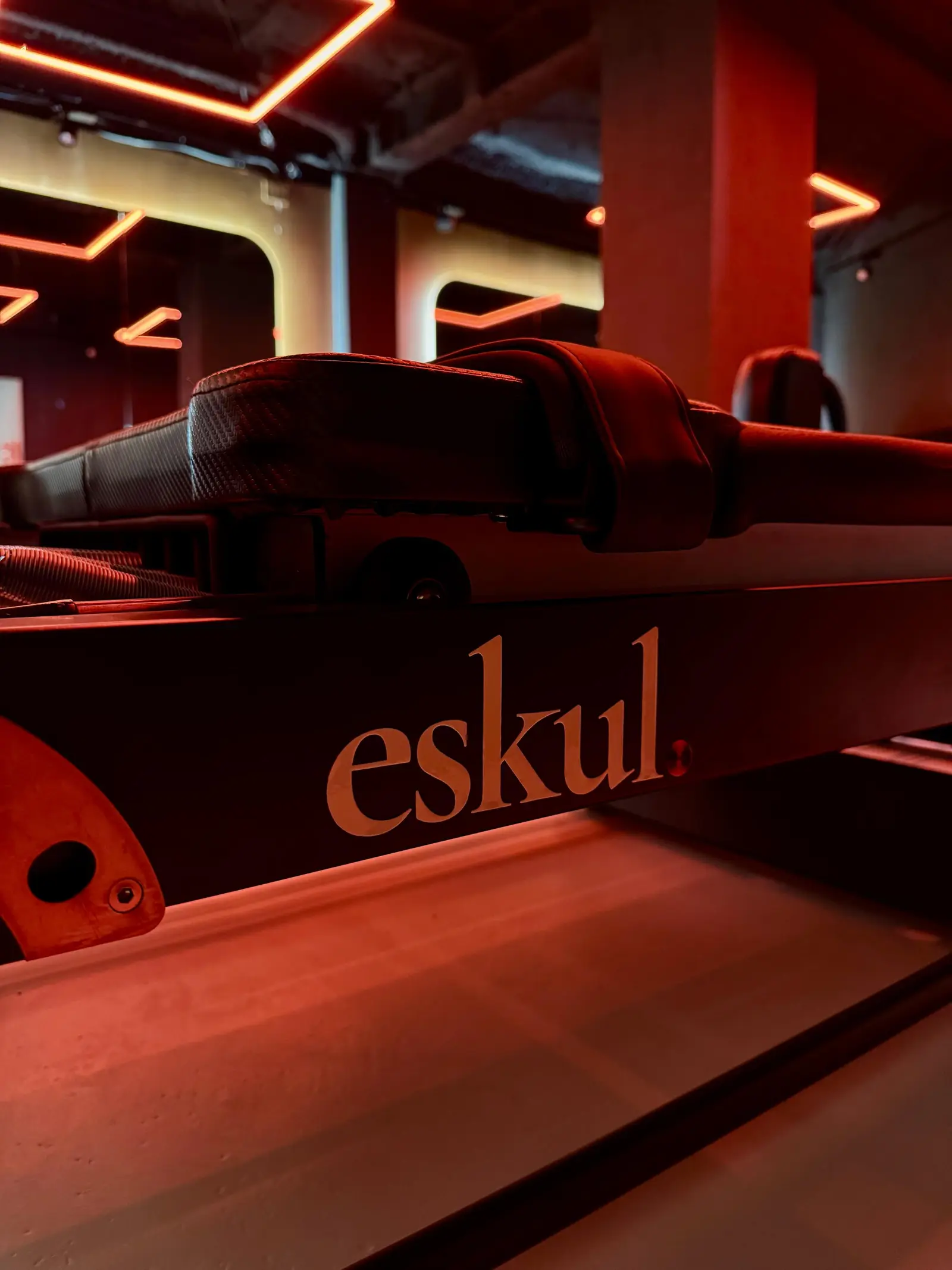 Detalle del carro y de la plataforma de la máquina eskul.former